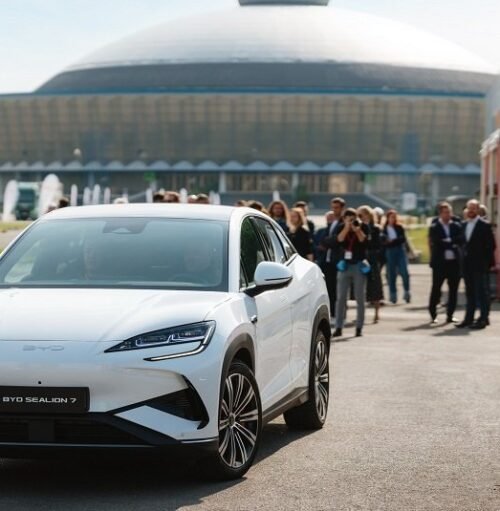 BYD has officially launched in Romania, expanding its electric vehicle presence in Southeastern Europe. With showrooms now open in Bucharest through partnerships with Ţiriac Auto and Dab Auto, BYD plans over 30 sales outlets by 2025. The launch showcased models like the BYD SEALION 7 and SEAL U DM-i, bringing innovative EV and hybrid technology to Romanian drivers.