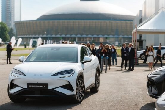 BYD has officially launched in Romania, expanding its electric vehicle presence in Southeastern Europe. With showrooms now open in Bucharest through partnerships with Ţiriac Auto and Dab Auto, BYD plans over 30 sales outlets by 2025. The launch showcased models like the BYD SEALION 7 and SEAL U DM-i, bringing innovative EV and hybrid technology to Romanian drivers.
