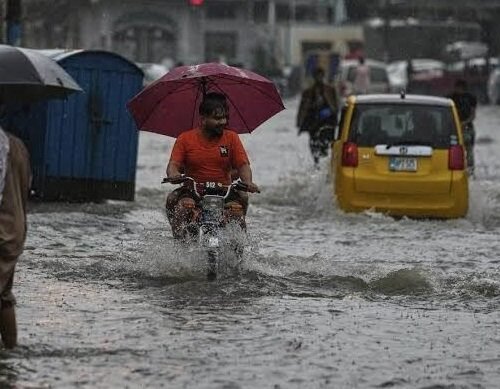 Heavy Rainfall Floods Islamabad and Rawalpindi: Many cars and motorcycle's stuck