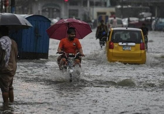 Heavy Rainfall Floods Islamabad and Rawalpindi: Many cars and motorcycle's stuck