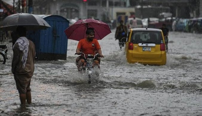 Heavy Rainfall Floods Islamabad and Rawalpindi: Many cars and motorcycle's stuck