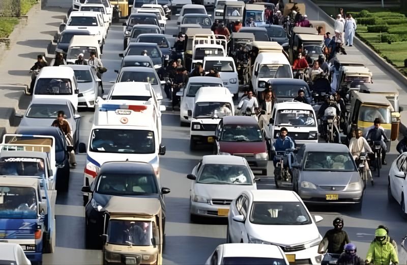 Karachi Traffic Police Tighten Seat Belt Enforcement for Drivers and Passengers