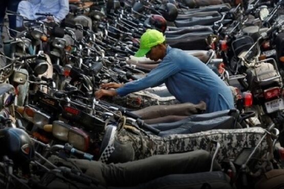 Karachi Administration Cracks Down on Illegal Parking in Saddar