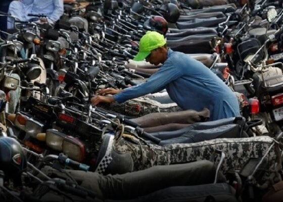 Karachi Administration Cracks Down on Illegal Parking in Saddar