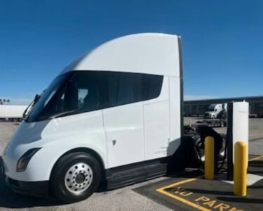 Tesla Semi Megacharger