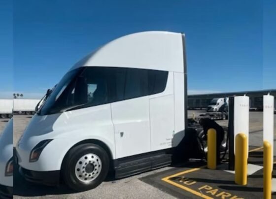 Tesla Semi Megacharger