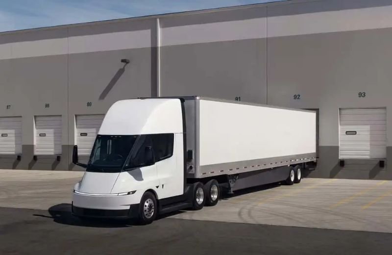 Record 2,500 Electric Truck Order Puts Tesla Semi in the Spotlight
